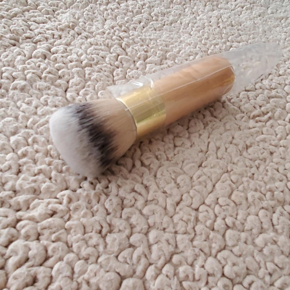 NWOT Buffer Airbrush Finish Bamboo Foundation